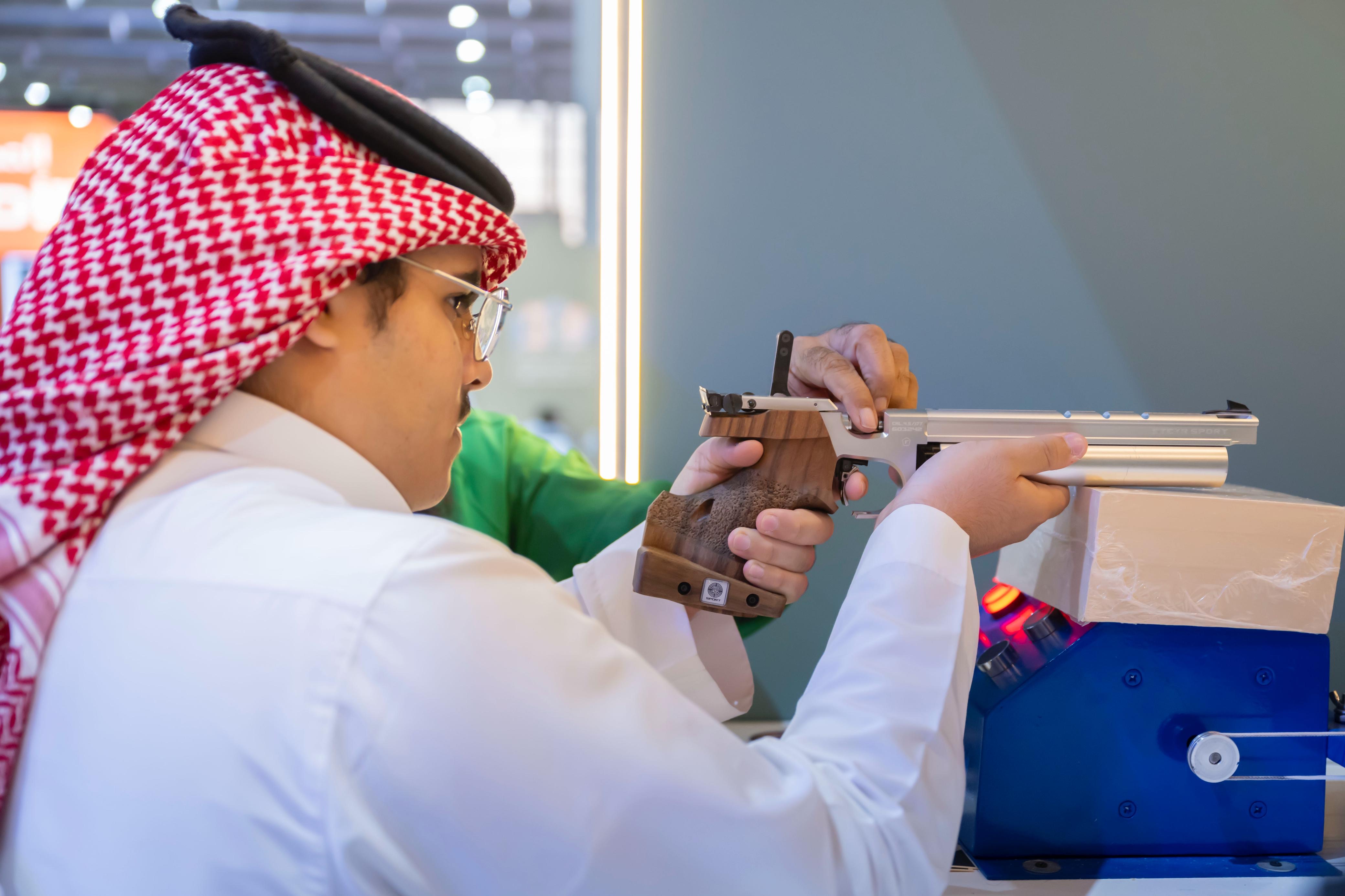 "الاتحاد السعودي للرماية" يتيح تجربة الرماية لزوار معرض الصقور والصيد السعودي الدولي 2025
